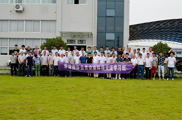 模具協(xié)會(huì)企業(yè)領(lǐng)導(dǎo)到港源電子參觀考察